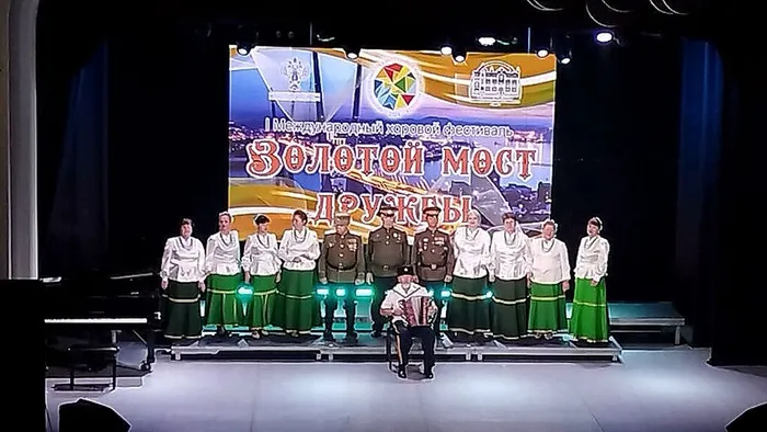 Станичник на Золотом мосту дружбы